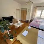 Apartment With Rose Garden & Free Parking