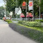 Apartment With Rose Garden & Free Parking