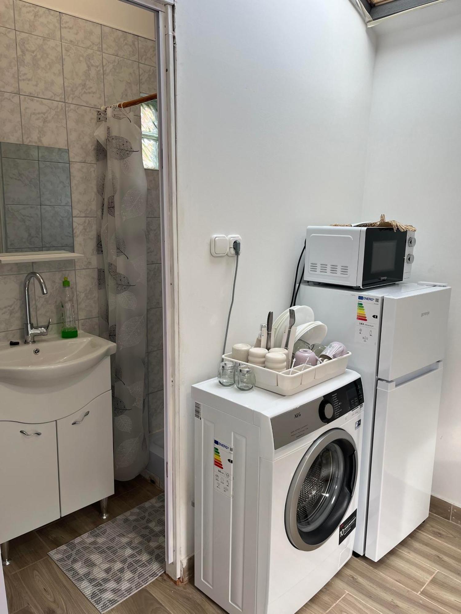 Apartment With Rose Garden & Free Parking *