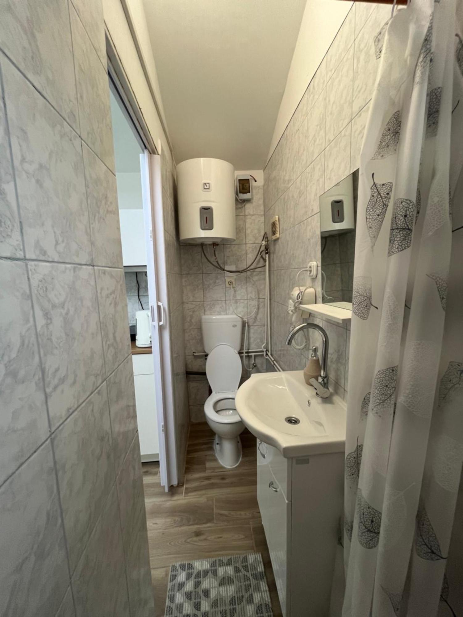 With Rose Garden & Free Parking Apartment