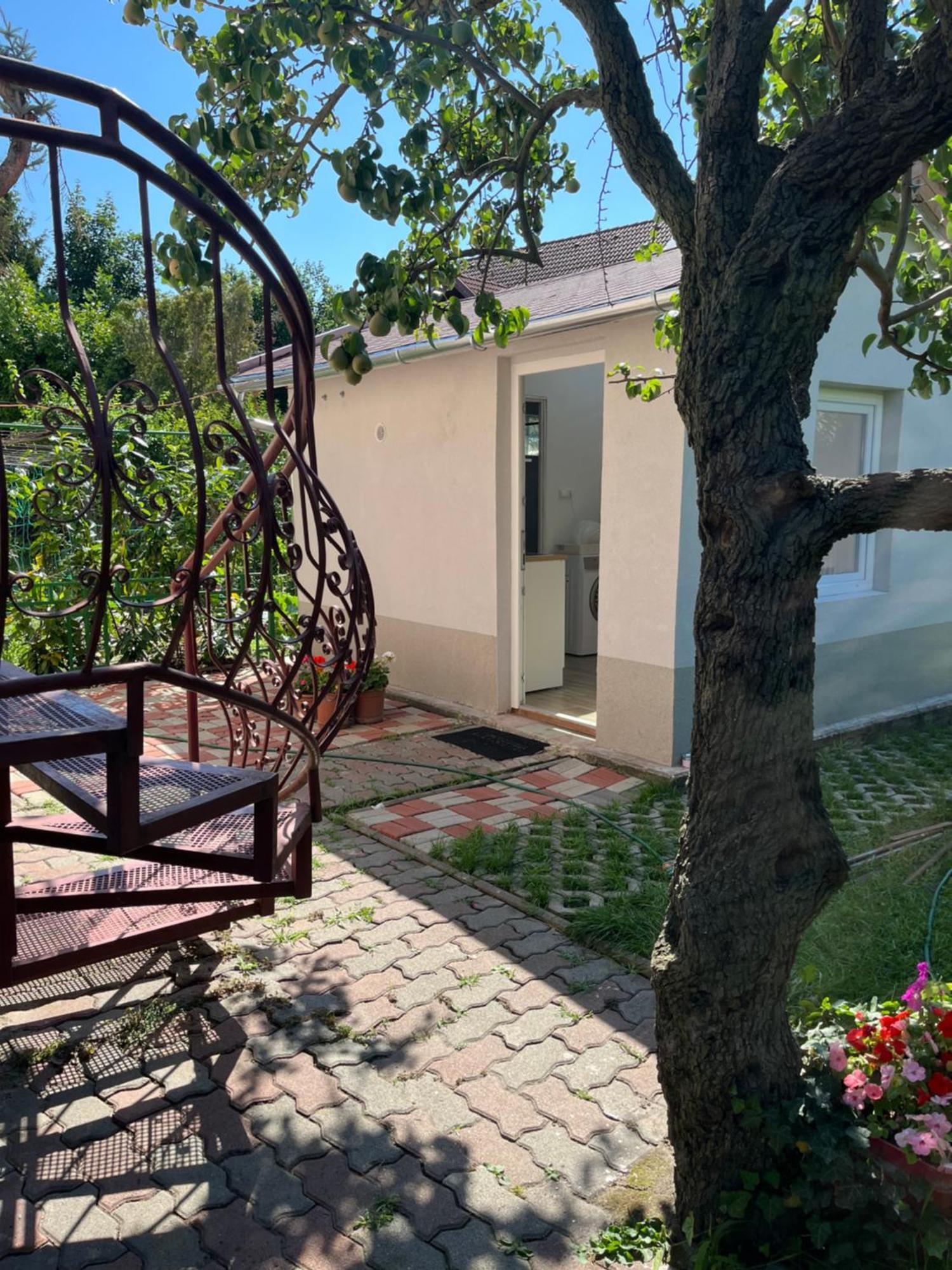 With Rose Garden & Free Parking Apartment Budapest