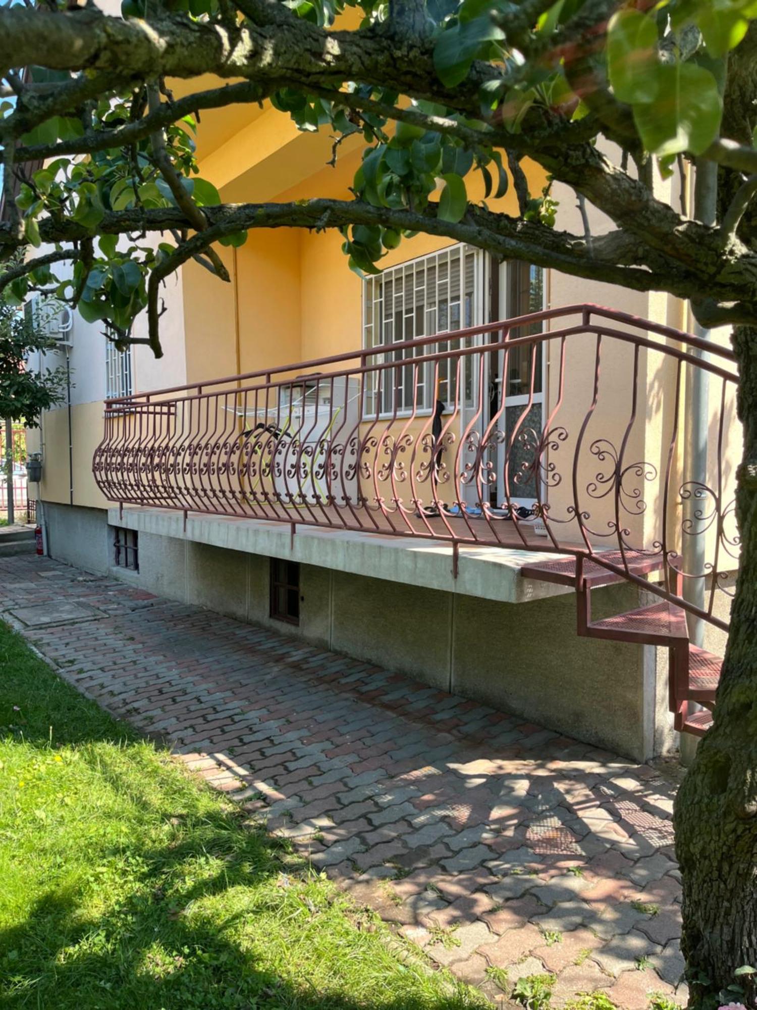 Apartment With Rose Garden & Free Parking