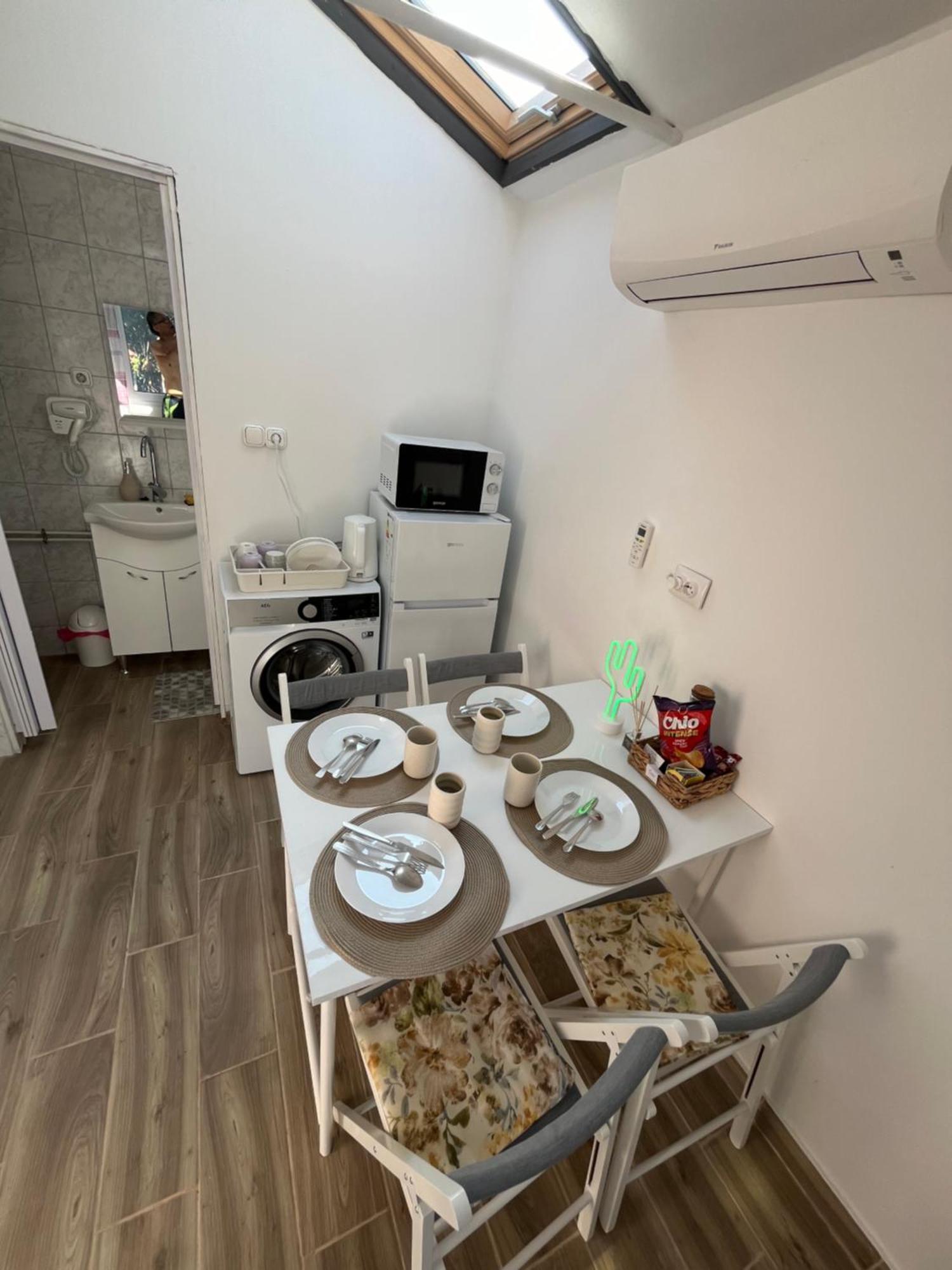With Rose Garden & Free Parking Apartment